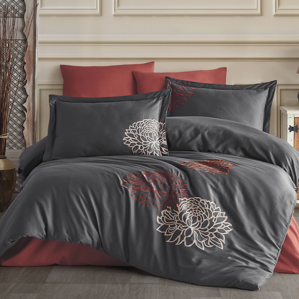 Close-up of Elegant Floral Patterns on Cotton Bed Linen Set in Antrasit Color – Adds a Stylish Touch to Your Bedroom
