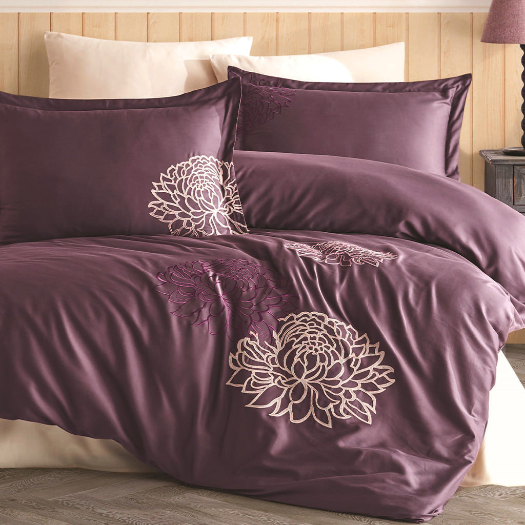 Premium Quality Bedding Set in Plum Color – Includes Duvet Cover and Pillowcases for a Cozy Bedroom Look