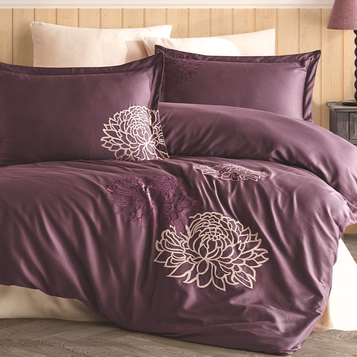 Premium Quality Bedding Set in Plum Color – Includes Duvet Cover and Pillowcases for a Cozy Bedroom Look
