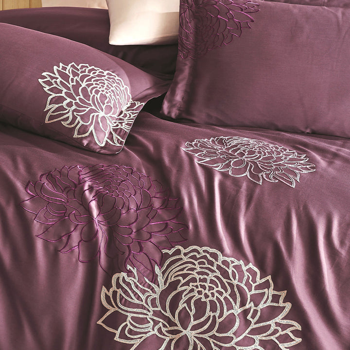 Detailed View of Soft and Breathable Cotton Bed Linen Set in Plum Color – Elegant Shine and Smooth Texture