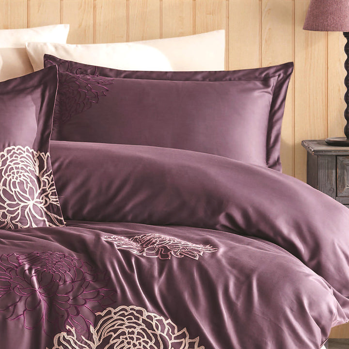 Delicate Cotton Sateen Weave in Plum Color – Smooth, Wrinkle-Resistant, and Skin-Friendly